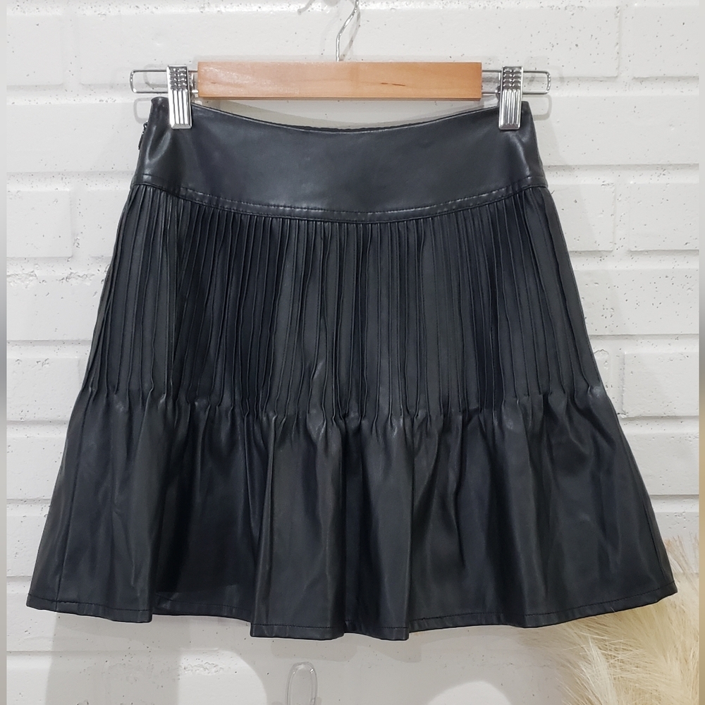 bebe Pleated Black Faux Leather Skirt size 2